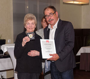 Rosemarie Nördershäuser nimmt die Ehrenmedaille der SPD entgegen